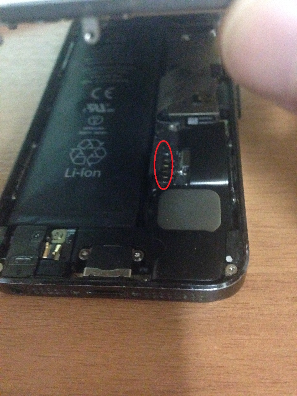 Айфон 7 не включается на зарядке. Iphone 5 заряжается экран. Замыкание контактов кнопки включения смартфона. Зарядка телефона экран. Зарядка напрямую аккумулятора iphone 6.