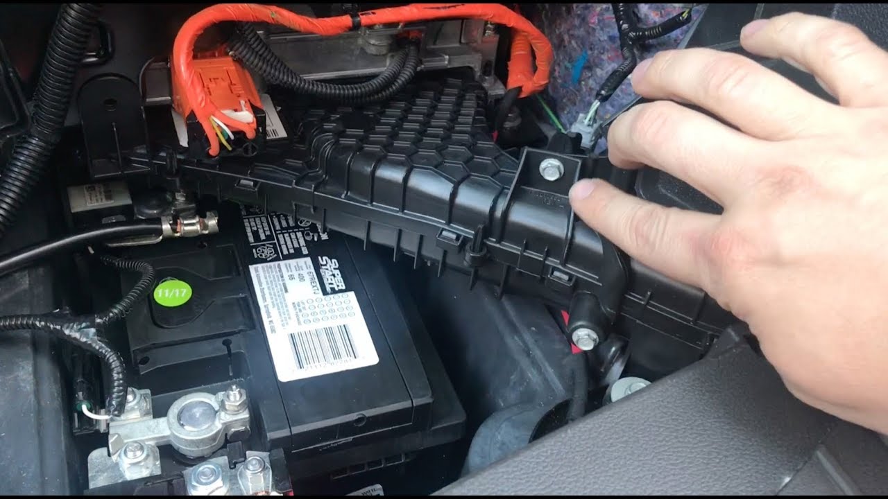 Перепрошить аккумулятор. Аккумулятор Форд Экоспорт 1.6. Ford c Max Battery. Ford c Max Battery 2014. Ford c Max 2005 1.8 аккумулятор.