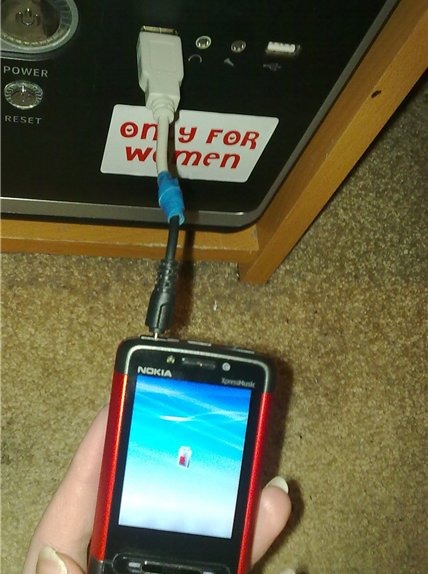 Зарядка телефона от компьютера. Штекер USB для Nokia 311. Нокиа 3110 зарядка зарядка через юсб. Телефон подключен к зарядке. Зарядка телефона напрямую проводами от юсб.