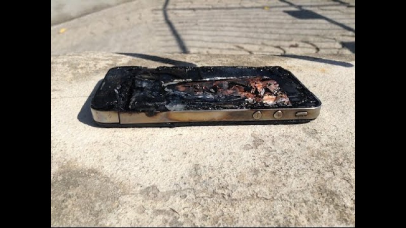 Горит телефон при зарядке. Айфон 6 Горелый. Айфон сгорел. Сгорел смартфон. Сгоревший телефон.