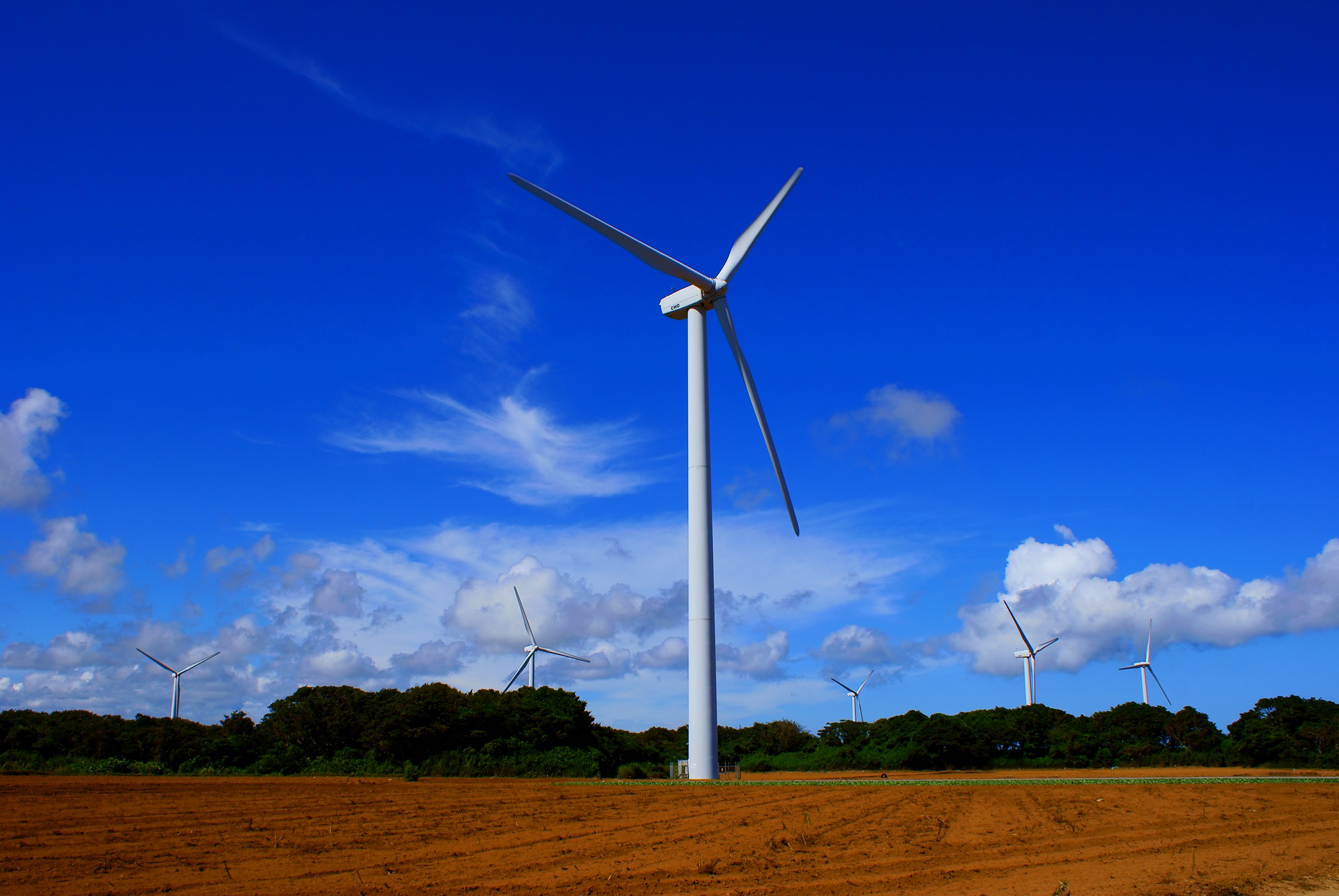 Wind plant. Ветроэнергетика. Ветряки облака. Возобновляемые источники энергии. Ветровые генераторы в мальмё.